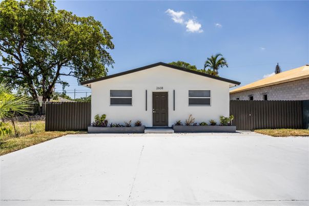 Backyard, Exterior, Facade, Ranch