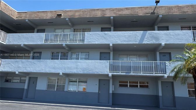 Exterior, Facade, Modern
