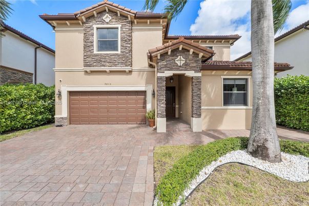 Attached, Exterior, Facade, Mediterranean