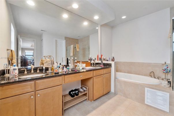 Bathroom, Dual Sink Vanities, Interior, Recessed Lighting