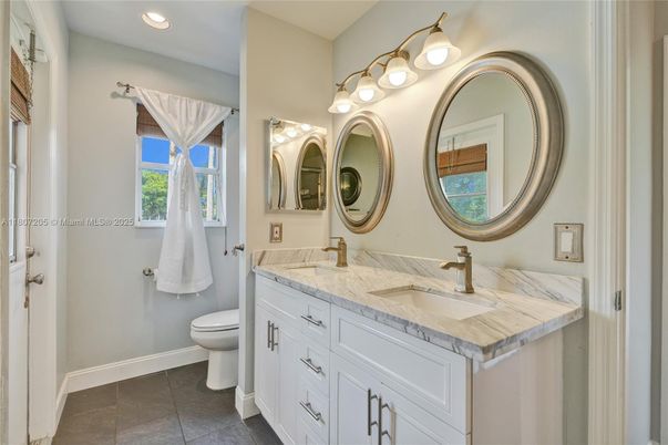 Bathroom, Dual Sink Vanities, Interior, Recessed Lighting
