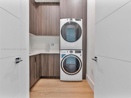 Interior, Utility Closets, Washer, Wood Texture Flooring