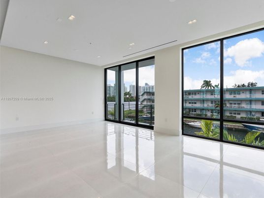 Empty room, Interior, Recessed Lighting, Water