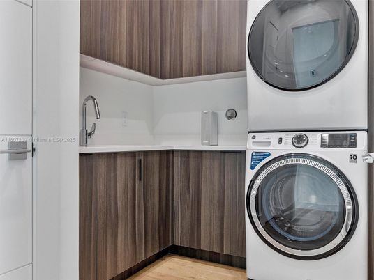 Interior, Utility Closets, Washer, Wood Texture Flooring