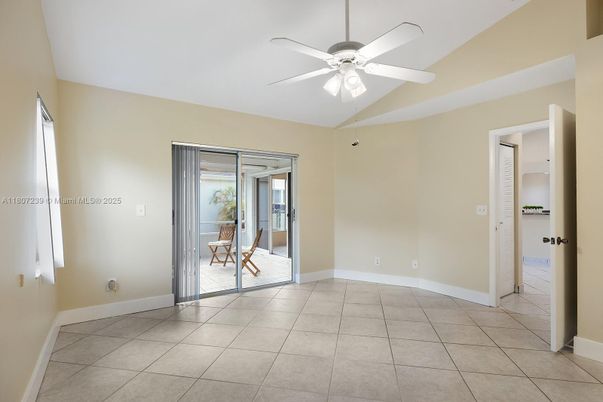Empty room, Interior