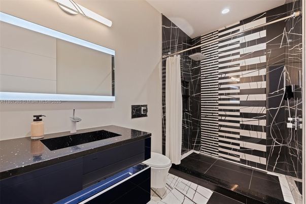 Bathroom, Interior, Recessed Lighting