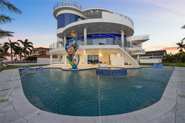 Exterior, Playground, Pool