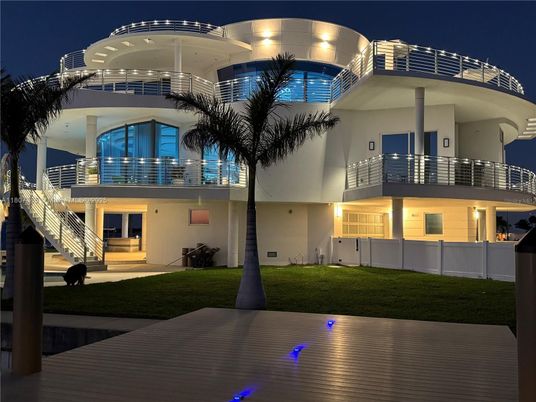Backyard, Exterior, Facade, Modern
