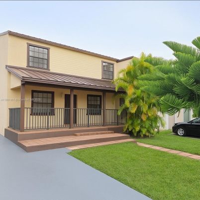 Backyard, Exterior, Facade, Modern