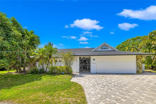 Attached, Exterior, Facade, Ranch