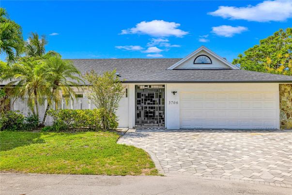 Attached, Exterior, Facade, Ranch