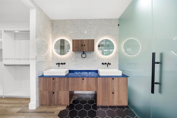Bathroom, Dual Sink Vanities, Interior