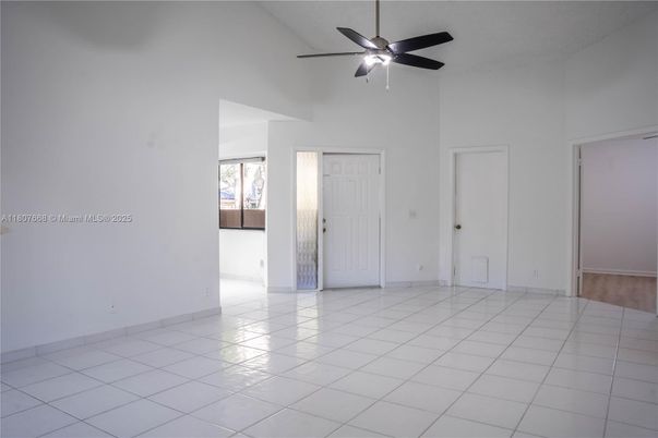 Empty room, Interior