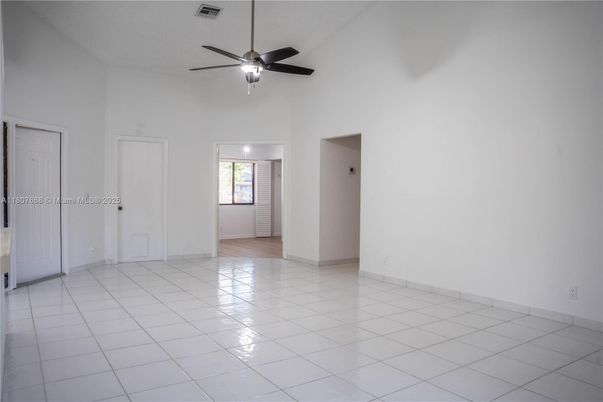 Empty room, Interior
