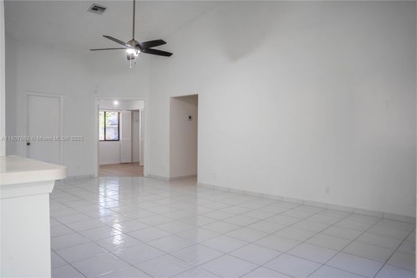 Empty room, Interior