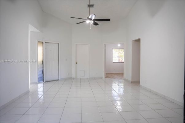 Empty room, Interior