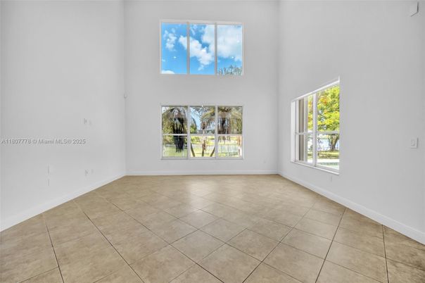 Empty room, Interior