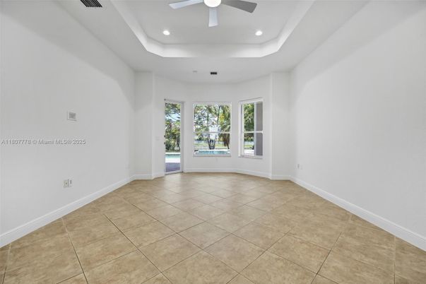 Empty room, Interior, Recessed Lighting