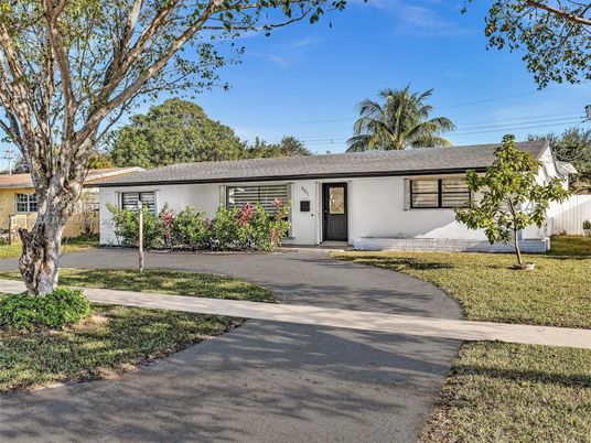 Exterior, Facade, Ranch