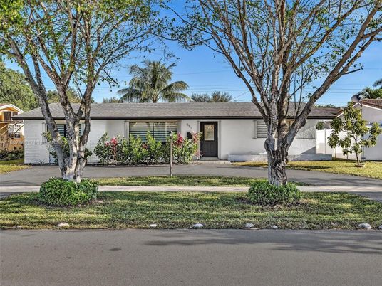 Exterior, Facade, Ranch
