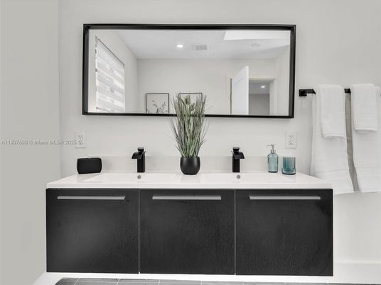 Bathroom, Dual Sink Vanities, Interior, Recessed Lighting