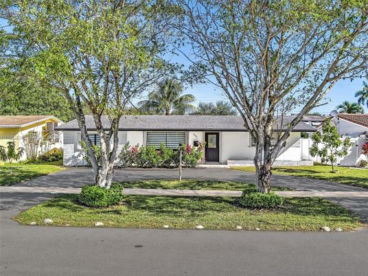 Exterior, Facade, Ranch