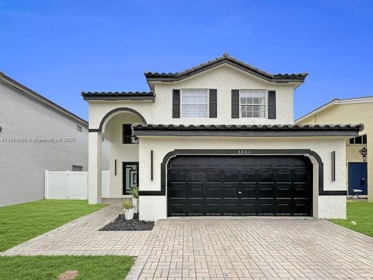 Attached, Exterior, Facade, Mediterranean