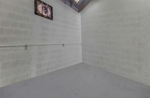 Empty room, Interior, Wooden Beams