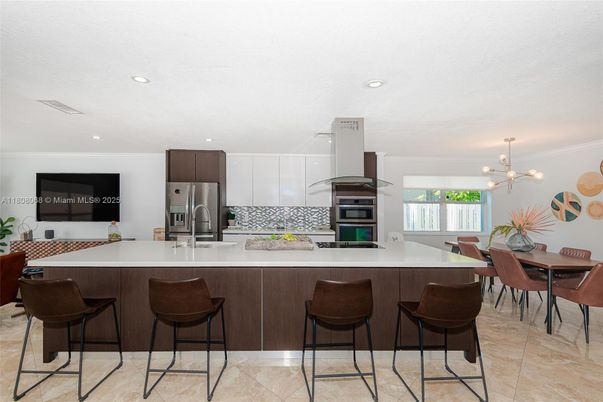 Dining room, Interior, Kitchen, Pendant Lights, Recessed Lighting, Stainless Steel Appliances