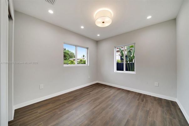 Empty room, Interior, Recessed Lighting, Wood Texture Flooring