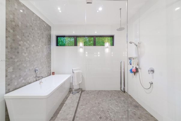 Bathroom, Free Standing Baths, Glass Shower, Interior, Pendant Lights, Recessed Lighting