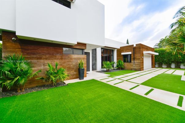 Attached, Backyard, Exterior, Facade, Modern