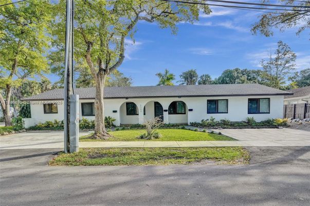 Exterior, Facade, Ranch