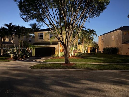 Attached, Exterior, Facade, Mediterranean