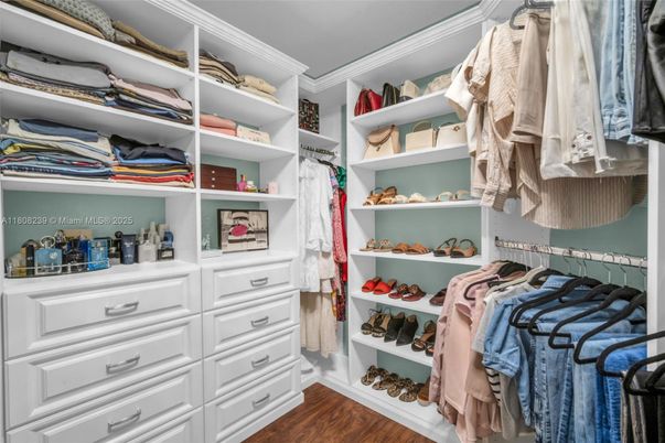 Interior, Walk-in Closets, Wood Texture Flooring