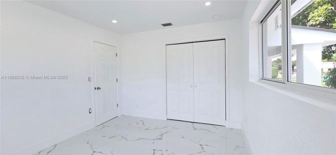 Empty room, Interior, Marble, Recessed Lighting