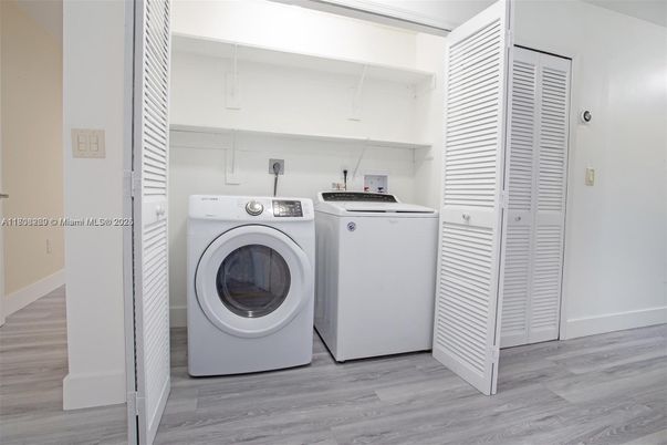 Interior, Utility Closets, Washer, Wood Texture Flooring