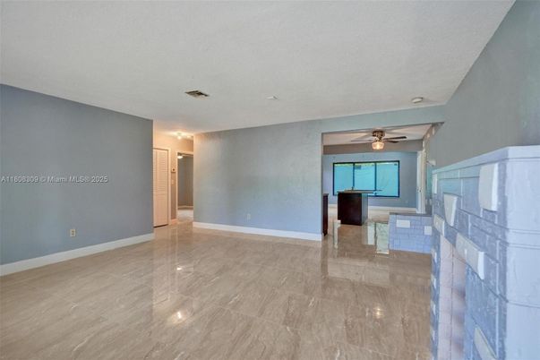 Empty room, Interior