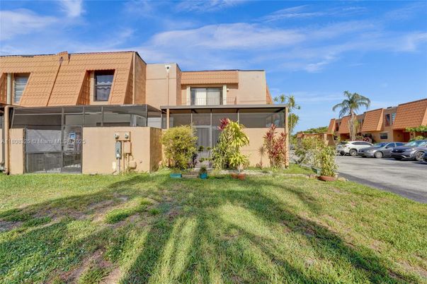 Backyard, Exterior, Facade, Modern