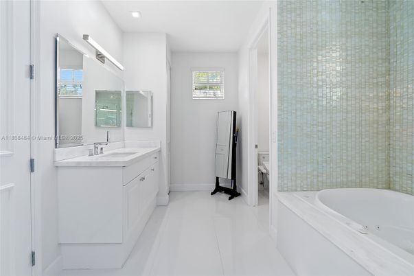 Bathroom, Dual Sink Vanities, Interior, Recessed Lighting