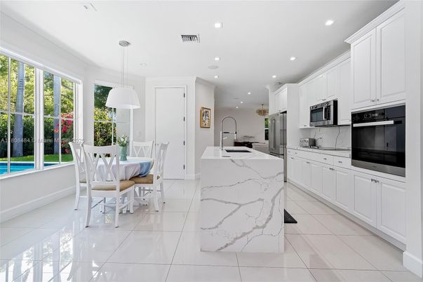 Dining room, Interior, Kitchen, Pendant Lights, Recessed Lighting, Stainless Steel Appliances