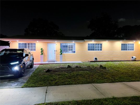 Exterior, Facade, Ranch