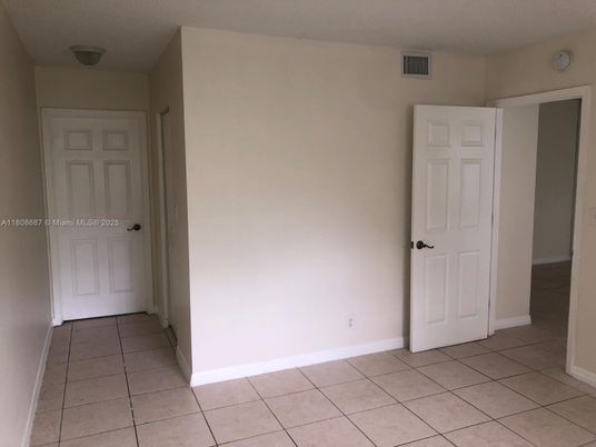 Empty room, Interior