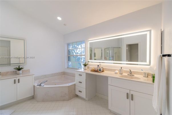 Bathroom, Dual Sink Vanities, Interior, Recessed Lighting