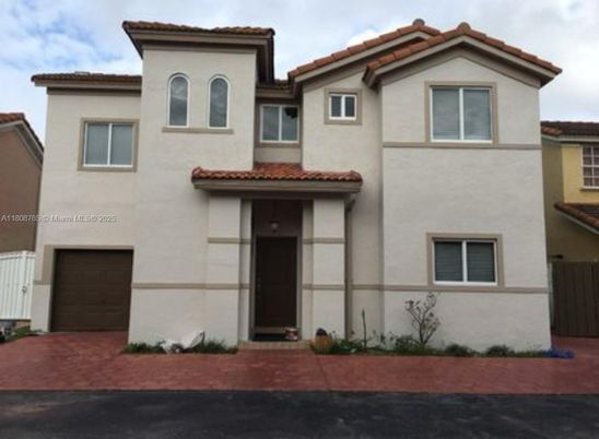 Attached, Exterior, Facade, Mediterranean