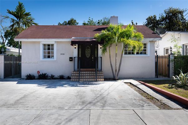 Exterior, Facade, Ranch