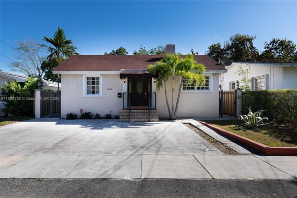 Exterior, Facade, Ranch