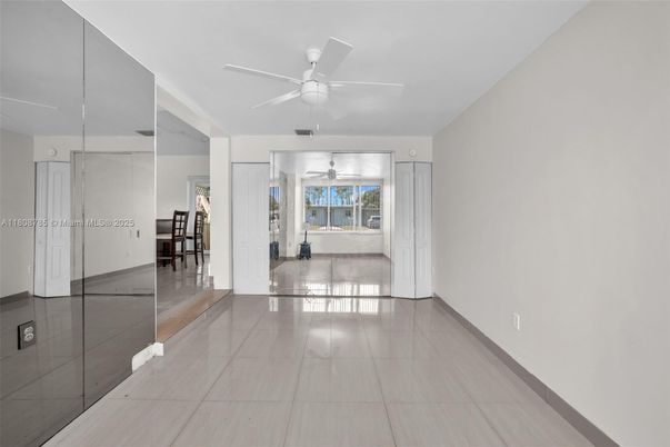 Empty room, Interior