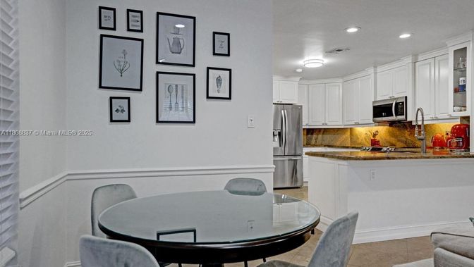Dining room, Interior, Kitchen, Recessed Lighting, Stainless Steel Appliances