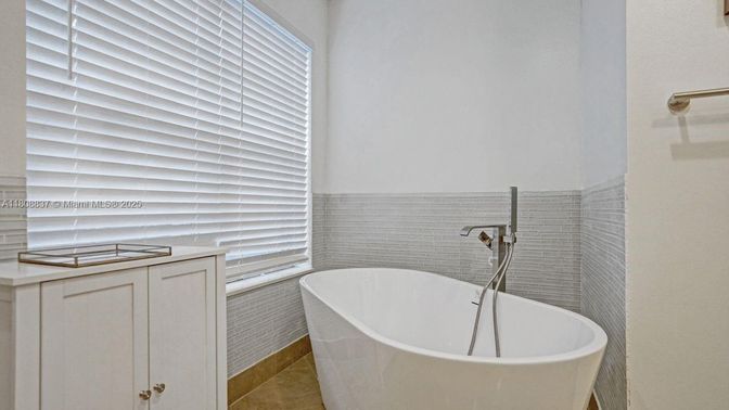 Bathroom, Free Standing Baths, Interior